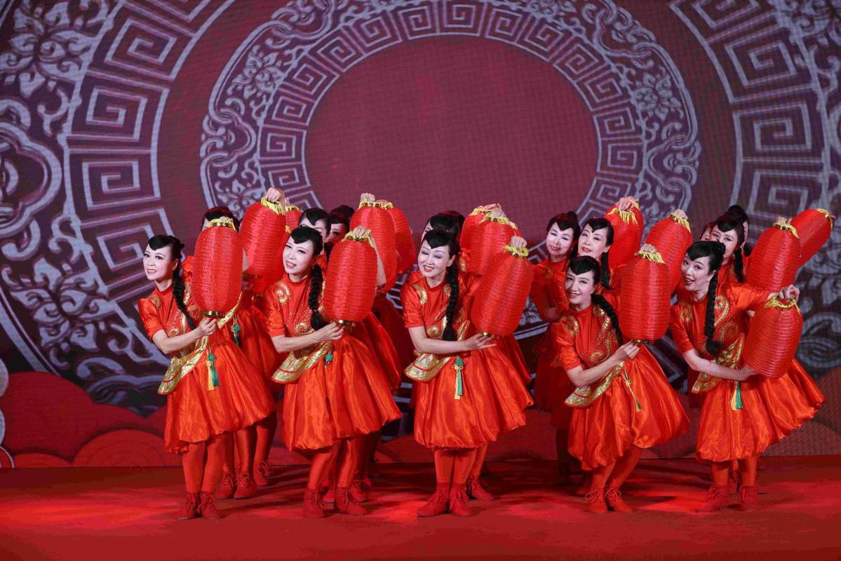 龍年“椿晚”:椿萱茂一場(chǎng)跨越8城健康養(yǎng)老的共建(圖3) 龍年“椿晚”:椿萱茂一場(chǎng)跨越8城健康養(yǎng)老的共建(圖3)