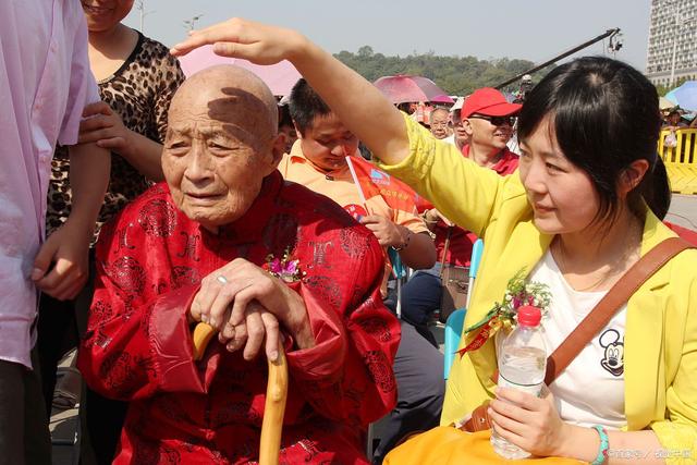 成都養(yǎng)老觀察：責(zé)任與義務(wù)，未來(lái)養(yǎng)老院能否代替子女盡孝？(圖3)