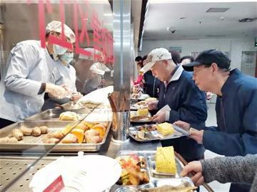 智慧養(yǎng)老飛入尋常百姓家！青島市北有137處居家養(yǎng)老服務(wù)站(圖1)