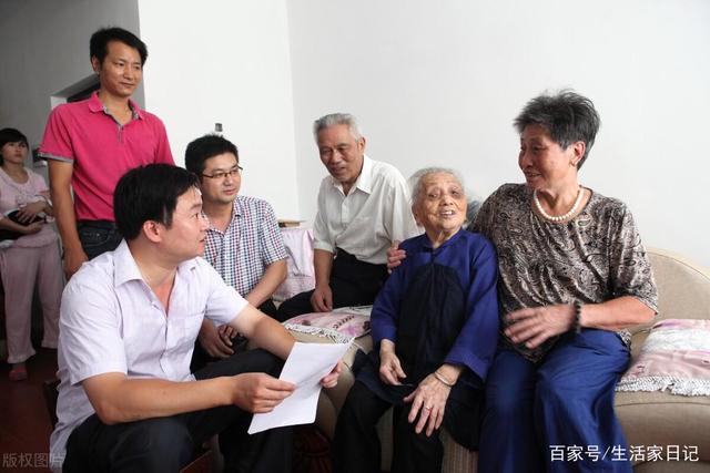 退休老人有福了！70歲老人享受養(yǎng)老金還有高齡補(bǔ)貼，你領(lǐng)取了嗎？(圖3)